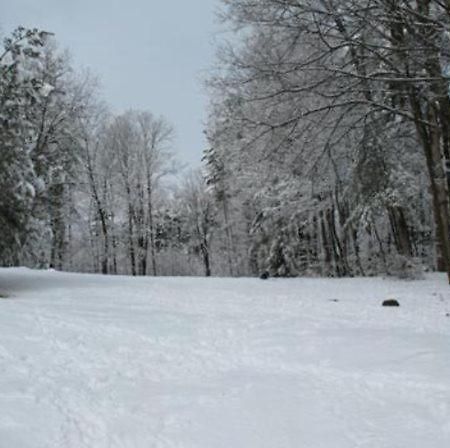 Schroon Lake Tumble Inn الغرفة الصورة